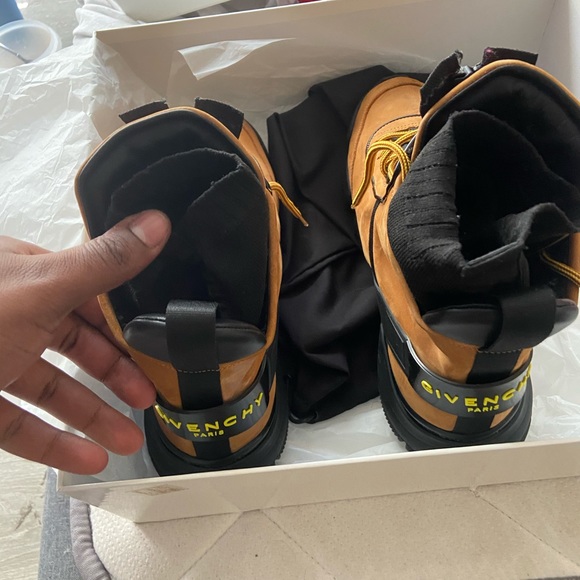 Givenchy - Picture 6 of 7